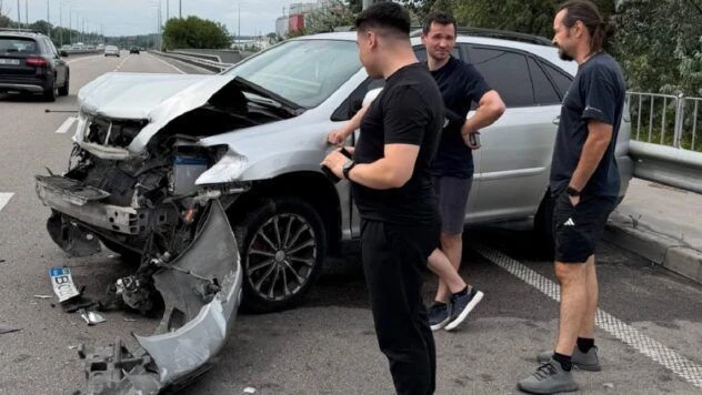 В’їхали у відбійник: співак Shumei разом із командою потрапив у ДТП у Києві